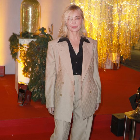 "On tourne en vingt-huit jours, avec des cachets extrêmement faibles", a-t-elle notamment déclaré. Une forme d'engagement pour l'actrice qui veut défendre le cinéma d'auteur.

Emmanuelle Béart, marraine de l'événement du Comité du Faubourg Saint-Honoré qui dévoile les décorations et illuminations de Noël de ses rues à l'occasion de son emblématique "Winter Time", à Paris, mardi 26 novembre 2024.

Christophe Aubert via Bestimage