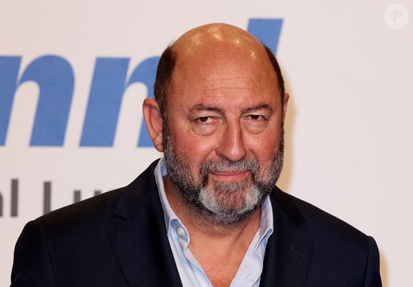 Déguisé, Kad Merad a fortement amusé son papa pour leur dernière conversation.

Kad Merad - Photocall de la cérémonie  d'ouverture du 17ème Festival Lumière à la Halle Tony Garnier à Lyon, le 11 octobre 2025. 
© Dominique Jacovides / Bestimage