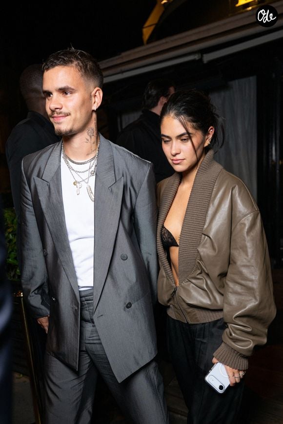 Et pour ce grand soir, la créatrice pouvait compter sur une grande partie de son clan.

Romeo Beckham et sa compagne Kim Turnbull au restaurant l'Avenue à Paris pour fêter le premier anniversaire de la marque EE72 de Edward Enninful pendant la fashion week printemps / été 2027 le 2 octobre 2026. © Pierre Perusseau / Bestimage