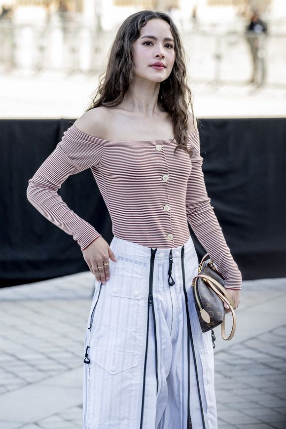 La tendance est également accessible aux plus petits budgets avec des modèles signés Calvin Klein, Guess ou JW Pei pour environ 150 euros.

Les célébrités arrivent au défilé Louis Vuitton pendant la Fashion Week de Paris.

©Bestimage