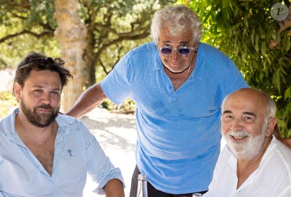 Exclusif - Arthur Jugnot, Gérard Jugnot, Michel Boujenah - Déjeuner avec les comédiens des pièces de théâtre "Le jour du kiwi" et "Bungalow 21" lors du 40ème Festival de Ramatuelle, qui se joueront les 6 et 7 août au Théâtre de Verdure. Le 6 août 2024
© Cyril Bruneau / Festival de Ramatuelle / Bestimage