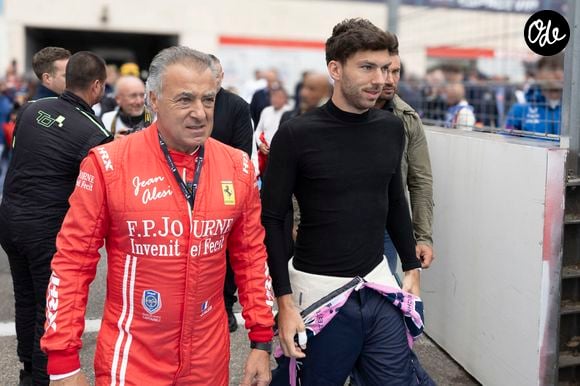 Jean Alesi portait un costume blanc cassé tandis qu'Ania avait choisi une robe bustier avec une longue traîne.

Jean Alesi et Pierre Gasly lors du Grand Prix de France Historique 2026, organisé du 8 au 10 mai 2026 sur le circuit Paul-Ricard, au Castellet.

© DPPI / PsnewZ / Bestimage