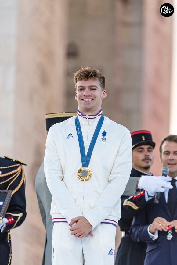 Léon Marchand, Emmanuel Macron - Remise des médailles par le président de la République à l'Arc de Triomphe aux athlètes lors du défilé des champions à l'occasion des Jeux Olympiques et Paralympiques de Paris 2024, sur l'avenue des Champs-Élysées à Paris. Le 14 septembre 2024
© Perusseau-Ramsamy / Bestimage