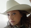 Laura Smet rend hommage à son défunt papa, Johnny Hallyday
Laura Smet dans le clip "Appelle-moi Johnny", nouvelle chanson de Pascal Obispo en hommage à Johnny Hallyday sortie le jour de l'anniversaire du Taulier et de la fête des Pères