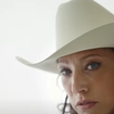Laura Smet fait revivre l'esprit de son père Johnny Hallyday dans son clip avec Pascal Obispo, ambiance très rock'n'roll pour une date spéciale