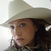 Laura Smet fait revivre l'esprit de son père Johnny Hallyday dans son clip avec Pascal Obispo, ambiance très rock'n'roll pour une date spéciale