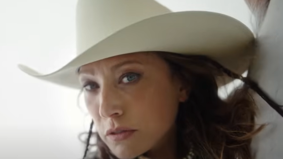 Laura Smet fait revivre l'esprit de son père Johnny Hallyday dans son clip avec Pascal Obispo, ambiance très rock'n'roll pour une date spéciale