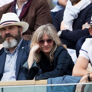 Gaëtan Roussel et sa compagne Clarisse Fieurgant dans les tribunes lors des internationaux de tennis de Roland Garros à Paris, France, le 30 mai 2019. © Jacovides-Moreau/Bestimage