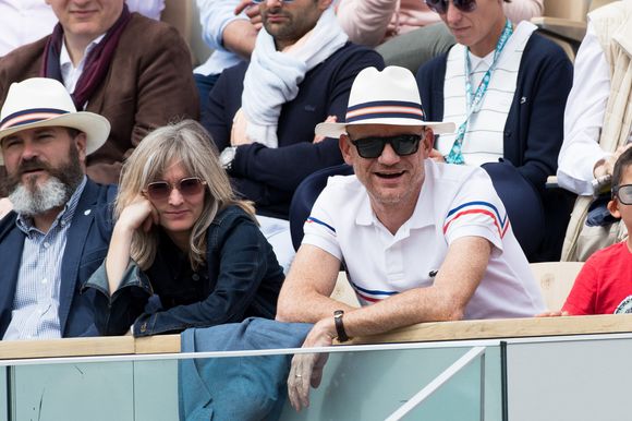 Gaëtan Roussel et sa compagne Clarisse Fieurgant dans les tribunes lors des internationaux de tennis de Roland Garros à Paris, France, le 30 mai 2019. © Jacovides-Moreau/Bestimage