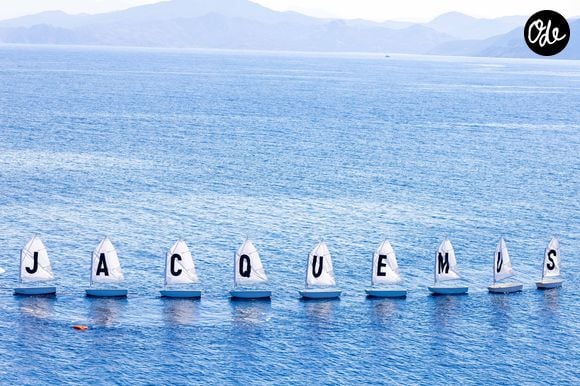 Cette apparition marque un tournant important dans le lancement de sa carrière.

Illustration - Photocall du défilé "Le Bonheur" By Jacquemus au phare de la Pietra à l'Ile Rousse en Corse le 29 juin 2026. © Luis Sanchez / Crystal / Bestimage