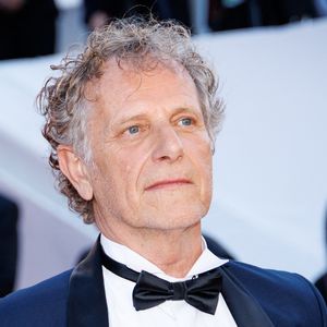 "À chaque fois, évidemment, c'était un grand bonheur. C'est merveilleux de pouvoir faire ça avec les gens qu'on aime", a déclaré Charles Berling.

Charles Berling - Montée des marches du film « La vie d’une femme » lors du 79ème Festival International du Film de Cannes, le 13 mai 2026. © Jacovides-Moreau / Bestimage