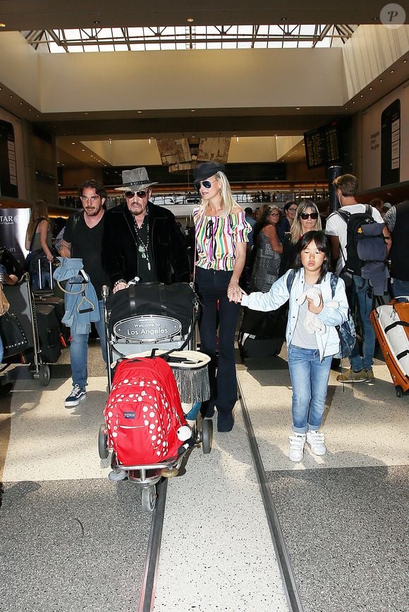 Johnny Hallyday à quitté Los Angeles pour Paris avec sa femme Laeticia, ses filles Jade et Joy, son manager Sébastien Farran, Elyette la grand-mère de sa femme et sa chienne Cheyenne le 29 mai 2017. (Agence / Bestimage).