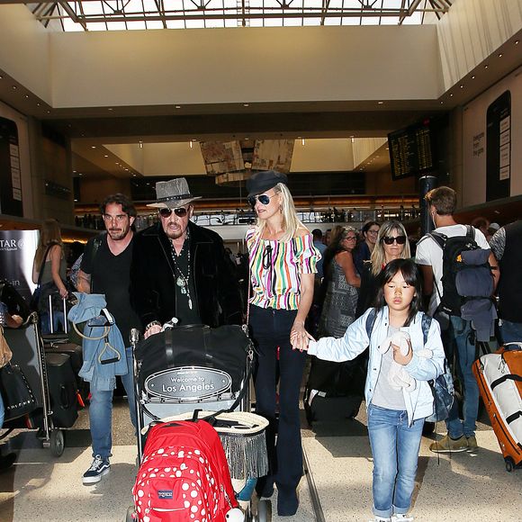 Johnny Hallyday à quitté Los Angeles pour Paris avec sa femme Laeticia, ses filles Jade et Joy, son manager Sébastien Farran, Elyette la grand-mère de sa femme et sa chienne Cheyenne le 29 mai 2017. (Agence / Bestimage).