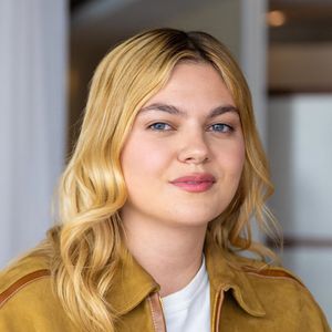 Louane a une relation particulière avec le fils de France Gall.

Louane à l'approche de l'Eurovision.

Photo : Backgrid USA / Bestimage