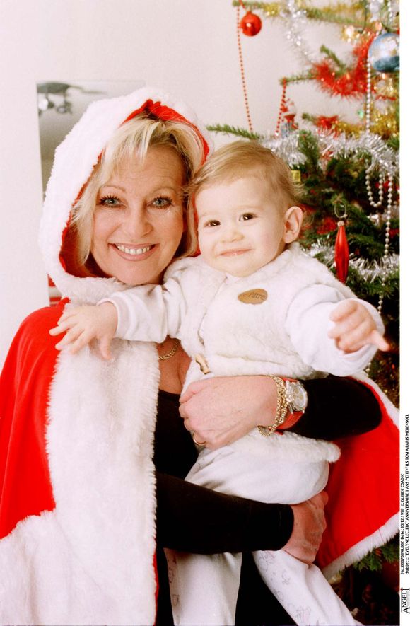 "Evelyne Leclercq" anniversaire 1 an petit-fils Tom à Paris Mère Noël souriante "plan américain" sapin 13/12/1998 Coadic Guirec / Bestimage