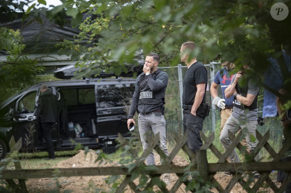 Disparition de Maddie au Portugal : des fouilles en cours dans un jardin ouvrier à Hanovre. Le parquet de Braunschweig, en charge de la disparition de la petite Maddie McCann il y a 13 ans au Portugal, a ordonné ces fouilles puisque le suspect actuellement en détention avait vécu à Hanovre. Des recherches à l'aide d'un tractopelle sont réalisées depuis le début de la matinée. Christian Bruckner, un pédophile mutlirécidiviste de 43 ans, est actuellement incarcéré à Kiel dans le Nord de l'Allemagne, pour trafic de drogue. Déjà condamné pour viol au Portugal, cet homme vivait à l'époque des faits à quelques kilomètres de l'hôtel, à Praia de Luz, où la fillette âgée de trois ans avait disparu. Le 28 juillet 2020