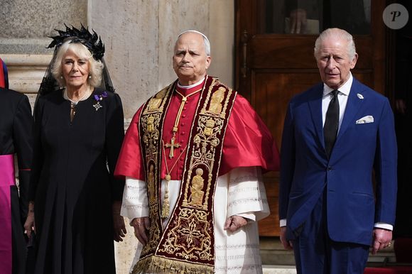 Le roi Charles III d'Angleterre et Camilla Parker Bowles, reine consort d'Angleterre, quittent le pape Léon XIV après avoir assisté au service œcuménique dans la chapelle Sixtine au Vatican, le 23 octobre 2025. Photo par PA Photo/ Bestimage