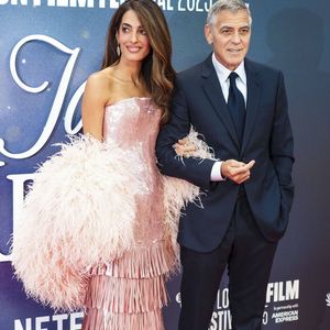 "Alors que nous évacuons Brignoles, nous tenons à souligner deux choses : premièrement, nous espérons que vous et les habitants de notre ville êtes en sécurité"

George Clooney et Amal Clooney à la première du film "Jay Kelly" à Londres, le 10 octobre 2025. © PsnewZ / Bestimage