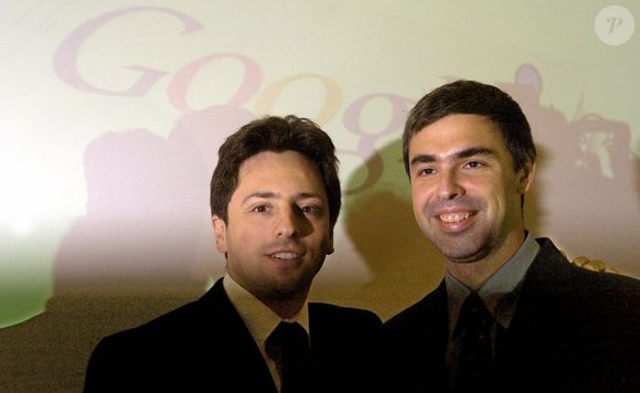 Ainsi, on s'est penché sur le profil d'employé le plus recherché et respecté chez Google, société qui reçoit jusqu'à 3,3 millions de candidatures (données de 2019, ndlr).


Les fondateurs du moteur de recherche Internet "Google", Larry Page (à gauche) et Sergey Brin (à droite) présenteront leur nouveau produit "Google Print" à la Foire du livre de Francfort, en Allemagne, le 7 octobre 2004. À l'avenir, ce programme permettra de rechercher des textes entiers de livres via Google. Photo by Boris Roessler/DPA/ABACAPRESS.COM