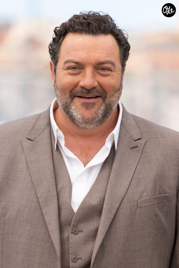 Entre falaises escarpées, plages sauvages et grands espaces, l’acteur a trouvé un environnement qui correspond à son amour de la nature.

Denis Ménochet au photocall du film "Karma" lors du 79ème Festival International du Film de Cannes, France, le 16 mai 2026. © Jacovides-Moreau/Bestimage