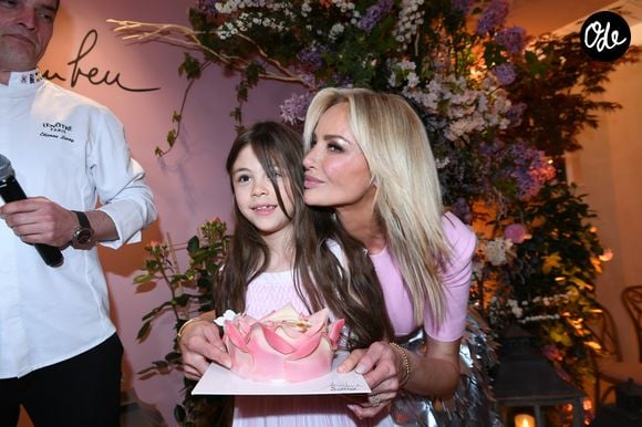 Adriana Karembeu avec sa fille Nina - A l'occasion de la fête des Mères, Adriana Karembeu et Lenôtre s'associent pour créer l'entremets "Nina" au Pré Catelan à Paris le 29 avril 2025. © Rachid Bellak/Bestimage