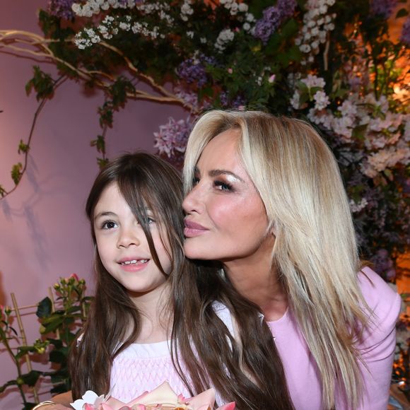 Adriana Karembeu avec sa fille Nina - A l'occasion de la fête des Mères, Adriana Karembeu et Lenôtre s'associent pour créer l'entremets "Nina" au Pré Catelan à Paris le 29 avril 2025. © Rachid Bellak/Bestimage