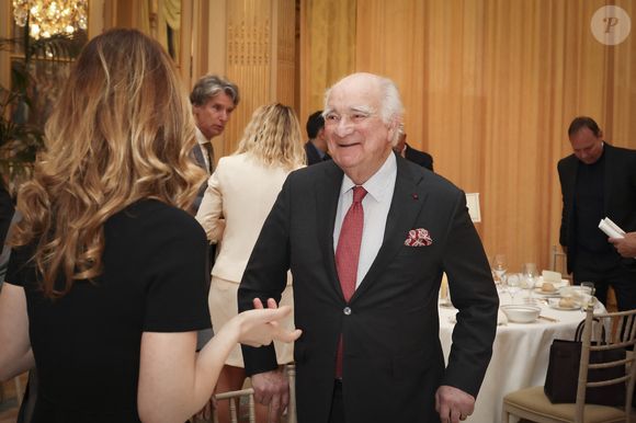 Son discours met en avant l’engagement comme clé du redressement collectif.

François Bujon de l'Estang - Les salons du Cercle Interallié ont fait salle comble ce mardi, réunissant de nombreuses personnalités autour de Maud Bregeon, qui s'est récemment vu confier, en plus du porte-parolat du Gouvernement, le ministère de l'Energie, un portefeuille hautement stratégique, en particulier dans le contexte de crise qui embrase le Moyen-Orient.
© Jack Tribeca / Bestimage