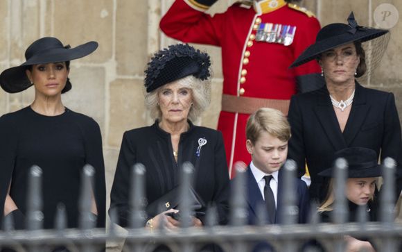 Meghan Markle, Camilla Parker Bowles, reine consort d'Angleterre, Le prince George de Galles, La princesse Charlotte de Galles, Catherine (Kate) Middleton, princesse de Galles - Procession du cercueil de la reine Elizabeth II d'Angleterre de Wesminster Hall le 19 septembre 2022. ©AGENCE / BESTIMAGE