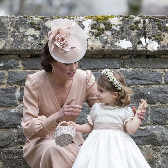 Catherine (Kate) Middleton, duchesse de Cambridge, et sa fille la princesse Charlotte de Cambridge - Mariage de P. Middleton et J. Matthew, en l'église St Mark Englefield, Berkshire, Royaume Uni, le 20 mai 2017.