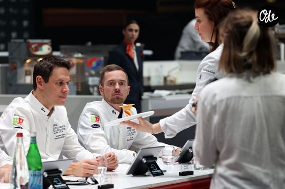 Son arrivée à La Chèvre d’Or s’inscrit dans la continuité du travail d’Arnaud Faye, qu’il connaît bien puisqu’il l’avait notamment coaché pour les Bocuse d’Or.

Les chefs Sébastien Vauxion (Le Sarkara à Courchevel) et Tom Meyer (Granite à Paris) - Coupe du Monde des Pâtissiers lors du salon "Sirha Lyon 2023" à Eurexpo. Lyon, le 20 janvier 2023.
© Jean-Marc Lhomer/Bestimage