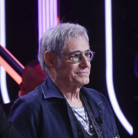 "Ceux qui m’accusent de vivre au Maroc pour ne pas payer d’impôts sont des cons", a-t-il lâché.

Gérard Lanvin, sur le plateau de de l’émission « TPMP » présentée par C.Hanouna et diffusée en direct sur C8, Paris, France, le 22 octobre 2024. © Jack Tribeca / Bestimage