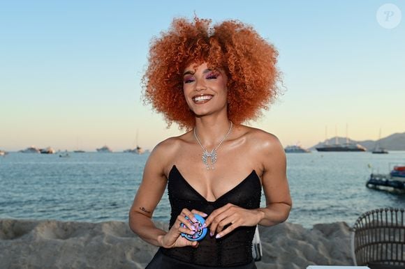 Présente sur la Croisette, l'ex-Miss France Alicia Aylies s'est confiée à Karima Charni pour le média "Ode" sur le sujet, partageant les détails de ses mises en beauté.

Alicia Aylies à la soirée Cannes with HFC Paris au Carlton Beach Club le mercredi 20 mai 2026, lors du 79ème Festival International du Film de Cannes. © Romain Doucelin / Bestimage