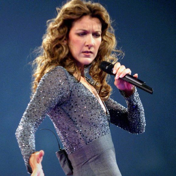 À Las Vegas, il a aussi coiffé Céline Dion alors qu’elle préparait son futur show. Une star dont il garde le souvenir d’"une gentillesse et d’une simplicité incroyables".

Montréal, 7 décembre 1998 - La chanteuse Céline Dion se produit lundi soir à Montréal lors du premier concert d'une série. © Paul Chiasson/CP/ABACAPRESS.COM