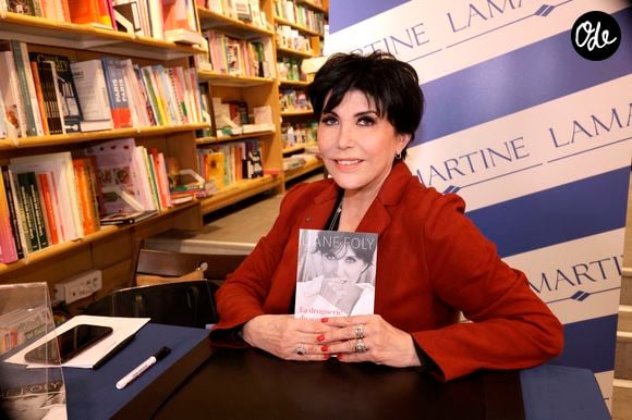 Liane Foly dédicace son livre "La droguerie du sourire (Editions Stock) à la librairie Lamartine à Paris, le 12 mai 2026.
© Cédric Perrin/Bestimage
