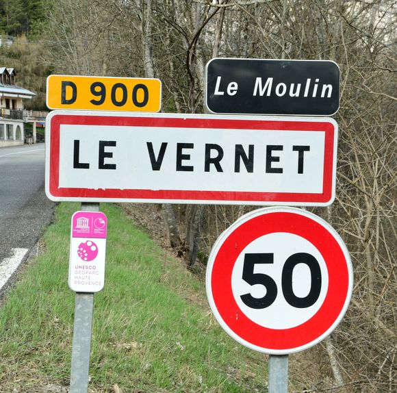 Illustrations au Vernet dans les Alpes-de-Haute-Provence dans le cadre de la disparition du petit Emile en juillet 2023 dont une partie des ossements ont été retrouvés.
Le 4 avril 2024. © Romain Doucelin / Bestimage