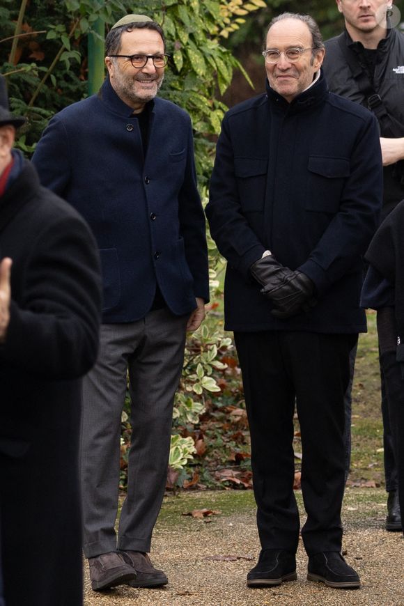 Exclusif - Arthur (Jacques Essebag) et Xavier Niel - Obsèques de Claude Berda au cimetière de Bagneux, le 22 décembre 2025. Co-fondateur de la société de productions télévisuelles, AB Productions, en 1977 avec J.C.Azoulay, Claude Berda est décédé le 19 décembre 2025 à l'âge de 78 ans. © Agence / Bestimage