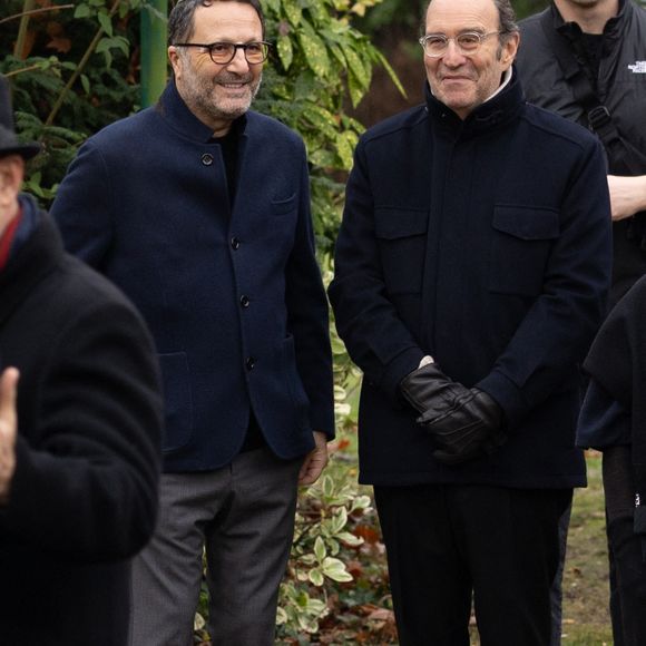 Exclusif - Arthur (Jacques Essebag) et Xavier Niel - Obsèques de Claude Berda au cimetière de Bagneux, le 22 décembre 2025. Co-fondateur de la société de productions télévisuelles, AB Productions, en 1977 avec J.C.Azoulay, Claude Berda est décédé le 19 décembre 2025 à l'âge de 78 ans. © Agence / Bestimage