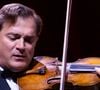 Renaud Capuçon joue sur deux violons d’exception, un Guarneri del Gesù ayant appartenu à Isaac Stern et un Stradivarius estimés chacun à plus de dix millions d’euros. 

Exclusif - Renaud Capuçon - Concert de Renaud Capuçon à l'Olympia à Paris, France. © Moreau-Tribeca/Bestimage