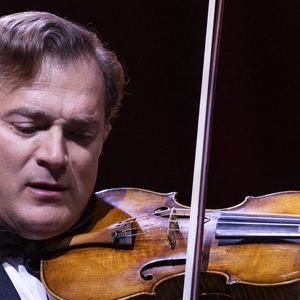 Renaud Capuçon joue sur deux violons d’exception, un Guarneri del Gesù ayant appartenu à Isaac Stern et un Stradivarius estimés chacun à plus de dix millions d’euros. 

Exclusif - Renaud Capuçon - Concert de Renaud Capuçon à l'Olympia à Paris, France. © Moreau-Tribeca/Bestimage
