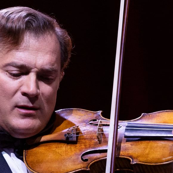 Renaud Capuçon joue sur deux violons d’exception, un Guarneri del Gesù ayant appartenu à Isaac Stern et un Stradivarius estimés chacun à plus de dix millions d’euros. 

Exclusif - Renaud Capuçon - Concert de Renaud Capuçon à l'Olympia à Paris, France. © Moreau-Tribeca/Bestimage