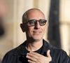 Selon les informations du Parisien parues ce jour, dès ce dimanche 29 mars, la star troque la scène de stand-up pour le mythique micro de la première station de radio de France, France Inter. 

Gad Elmaleh est allé déjeuner à l'hôtel de Crillon à Paris, le 2 mars 2026. © Pierre Perusseau / Bestimage