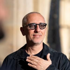 Selon les informations du Parisien parues ce jour, dès ce dimanche 29 mars, la star troque la scène de stand-up pour le mythique micro de la première station de radio de France, France Inter. 

Gad Elmaleh est allé déjeuner à l'hôtel de Crillon à Paris, le 2 mars 2026. © Pierre Perusseau / Bestimage