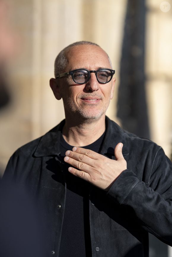 Selon les informations du Parisien parues ce jour, dès ce dimanche 29 mars, la star troque la scène de stand-up pour le mythique micro de la première station de radio de France, France Inter. 

Gad Elmaleh est allé déjeuner à l'hôtel de Crillon à Paris, le 2 mars 2026. © Pierre Perusseau / Bestimage
