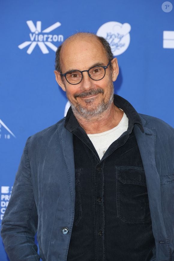 Au départ, c’était une fascination, une énigme. Je voulais comprendre. Puis c’est devenu une peur. Et aujourd’hui, j’ai dépassé l’âge auquel mon père est mort. 

Bernard Campan au photocall du film "A L'Epreuve" lors de la 3ème édition du festival du film de Demain (30 mai - 2 juin 2024) à Vierzon, France, le 1er juin 2024. © Coadic Guirec/Bestimage