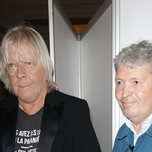 Le chanteur Renaud (Renaud Séchan) et l'artiste Robert Combas - Les amis musiciens de Renaud ont donné un concert à la Mairie du 13ème à Paris le 5 septembre 2024, en hommage au chanteur et à l'occasion de l'exposition "Renaud, Des mots et des images" et de la sortie d'un recueil regroupant des œuvres d'artistes contemporains illustrant ses chansons par vingt artistes. © Coadic Guirec/Bestimage
