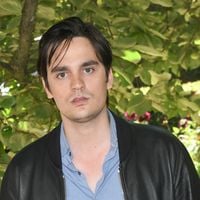 Alain-Fabien Delon : premier enfant, changement de nom... 2025, une année à jamais à part pour le plus jeune des enfants Delon