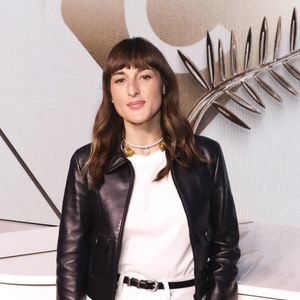 Exclusif - Juliette Armanet pose en backstage de l'émission "C à vous" lors du 78e Festival International du Film de Cannes le 14 mai 2025. © Jack Tribeca / Bestimage