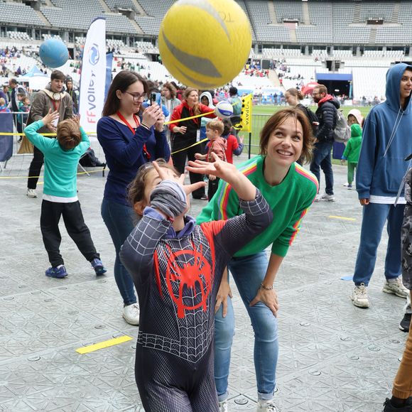 Mais l'ancienne patineuse est aussi engagée dans une association qui vient en aide aux enfants hospitalisés...

Nathalie Pechalat assiste à 'La Journée Evasion' par l'association Premiers de Cordee, qui se tient au Stade de France, à St-Denis (saint-denis) près de Paris, France, le 28 mai 2025. Photo Jerome Domine/ABACAPRESS.COM