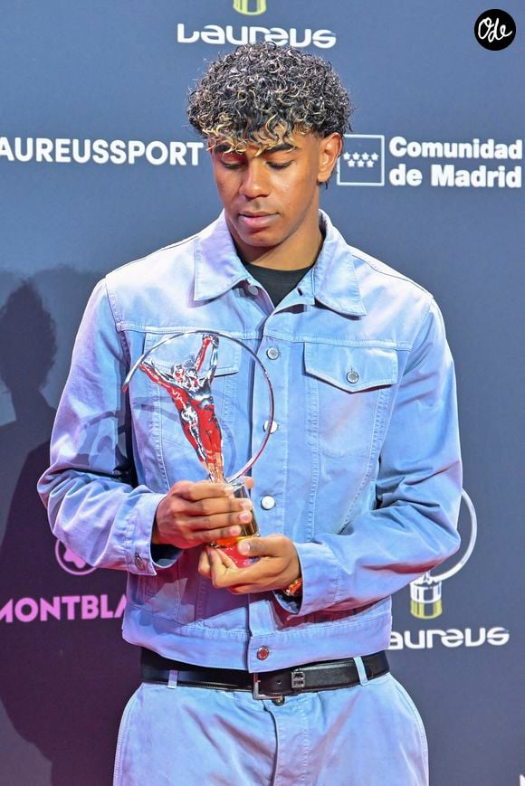 Lamine Yamal lauréat du prix Laureus du Jeune sportif mondial de l’année, pose lors de la cérémonie des Laureus World Sports Awards Madrid 2026 à la Galería de Cristal, le 20 avril 2026 à Madrid, en Espagne. (Crédit photo : © Oscar Manuel Sanchez/ZUMA Press Wire)