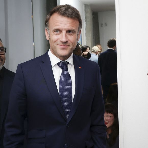 Emmanuel Macron s’est exprimé depuis le Vietnam pour dénoncer les interprétations farfelues.
Exclusif - Le président Emmanuel Macron lors du vernissage de l'exposition de Danhôo à la galerie A2Z Art Gallery à Paris le 29 avril 2025.
© Jack Tribeca / Bestimage